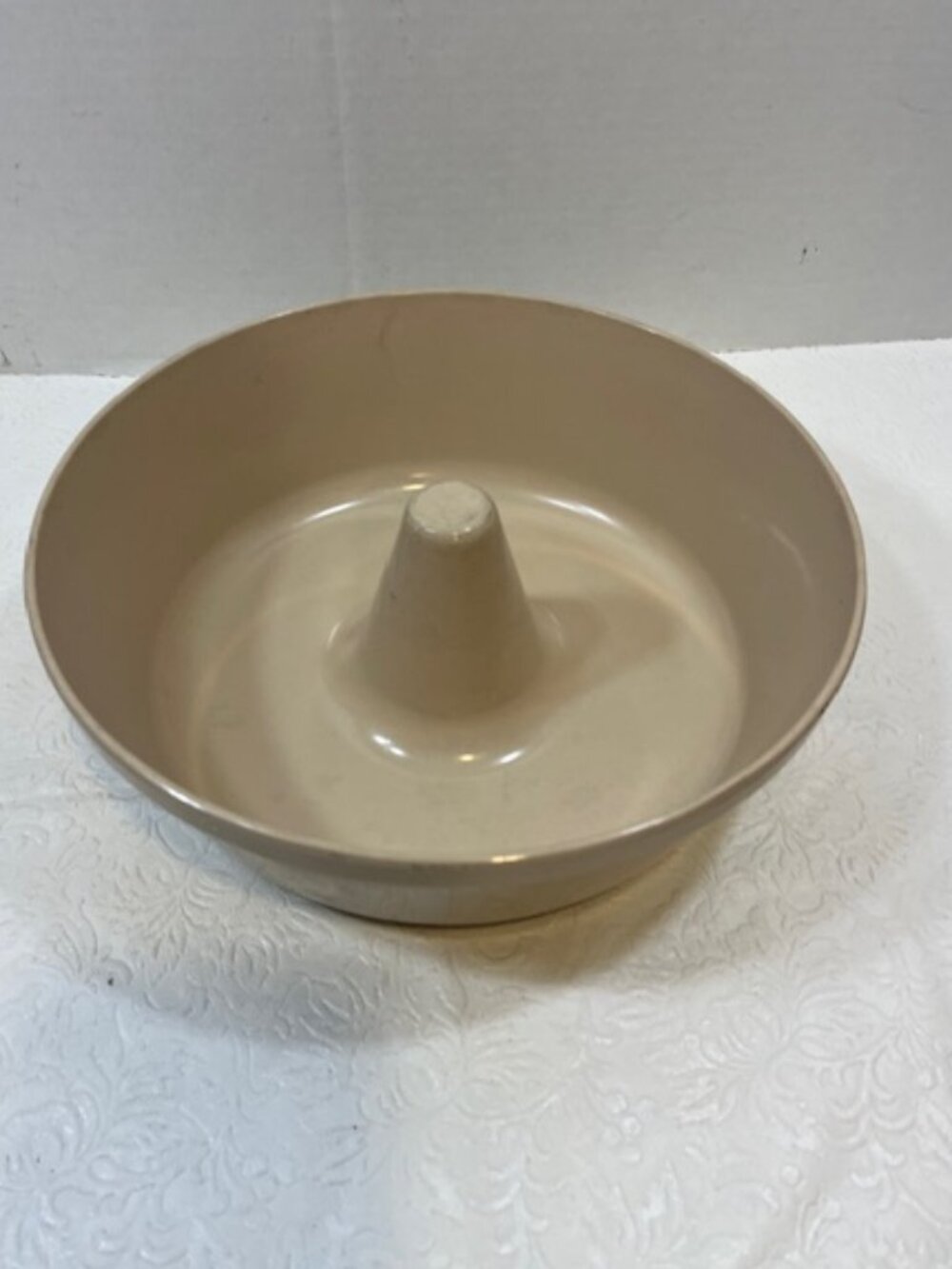 VTG Beige Anchor Hocking Microware 9-inch Bundt Angel Cake Ring Pan 2.5 Quarts